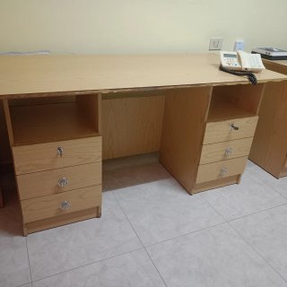 Due scrivanie in legno con cassetti