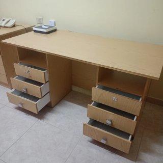 Due scrivanie in legno con cassetti