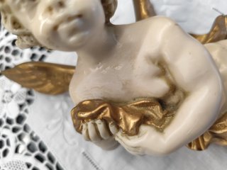 Anjo protetor em resina e detalhes dourados