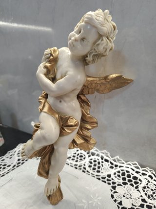 Anjo protetor em resina e detalhes dourados