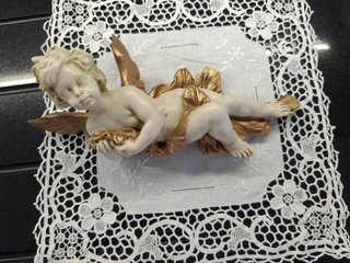 Anjo protetor em resina e detalhes dourados