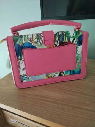 Bolso de mano rosa floral y mariposas