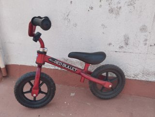 Bicicleta roja Chicco Red Bullet y bicicleta azul