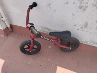 Bicicleta roja Chicco Red Bullet y bicicleta azul