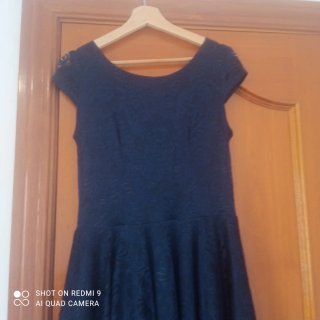 Vestido azul con cinturón floral,no lleva la talla
