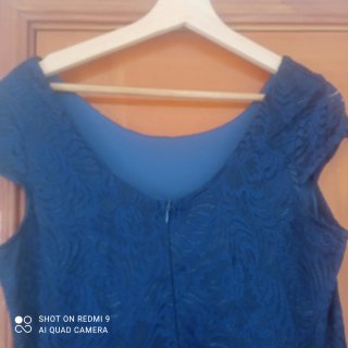 Vestido azul con cinturón floral,no lleva la talla