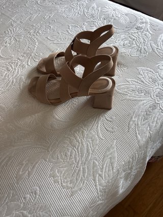 Sandalias Beige Tacón Grueso Tiras Goma