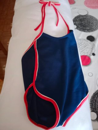 Bañador azul y rojo con lazos
