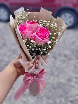 Ramo de 3 rosas rosas con gypsophila