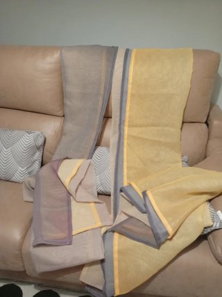 Cortinas amarillas y grises