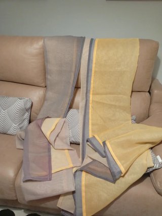Cortinas amarillas y grises