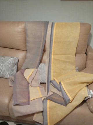 Cortinas amarillas y grises