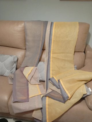 Cortinas amarillas y grises