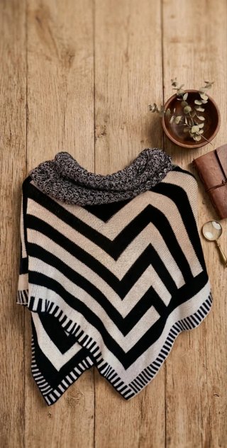 Poncho Chevron  blanco y azul marino .Talla Única