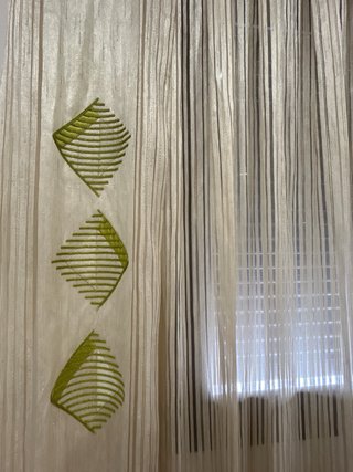 Cortina beige con barra y accesorios