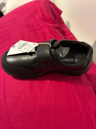 Zapatos Escolares Negros Talla 29 y otro talla 33