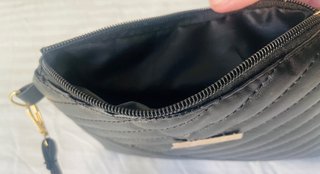 Clutch negro acolchado con asa de muñeca