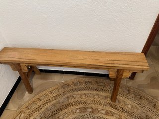 Banquito de madera rústico