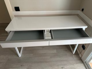 Escritorio moderno blanco con cajones