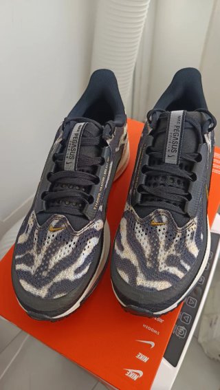 Nike Pegasus Premium Negro y Dorado