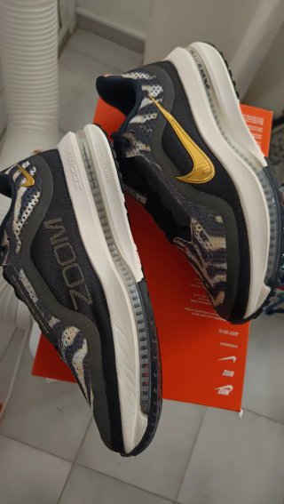 Nike Pegasus Premium Negro y Dorado