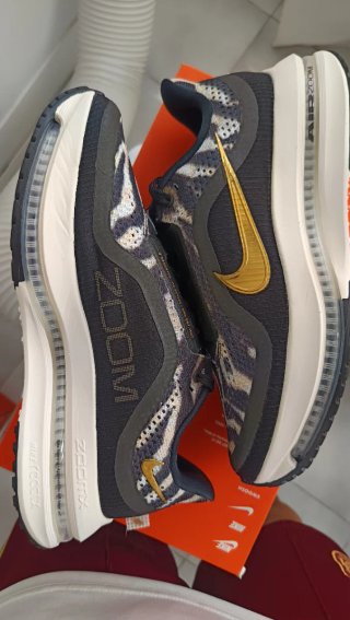 Nike Pegasus Premium Negro y Dorado