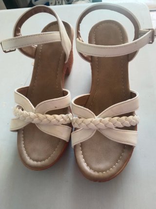 Sandalias cuña beige y blancas