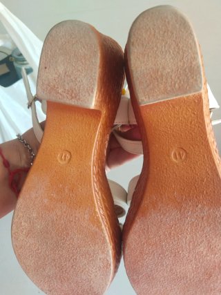 Sandalias cuña beige y blancas