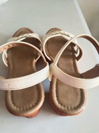 Sandalias cuña beige y blancas