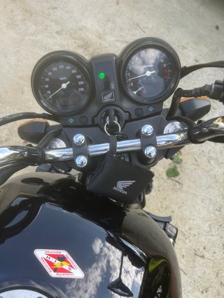 Moto Naked Negra con Baúl