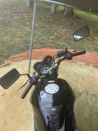 Moto Naked Negra con Baúl