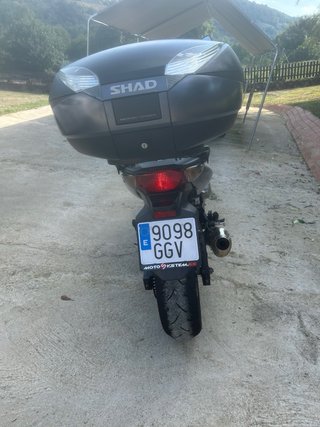 Moto Naked Negra con Baúl