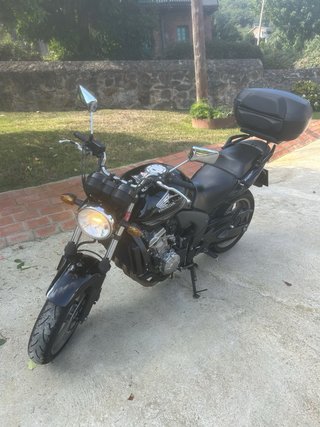 Moto Naked Negra con Baúl
