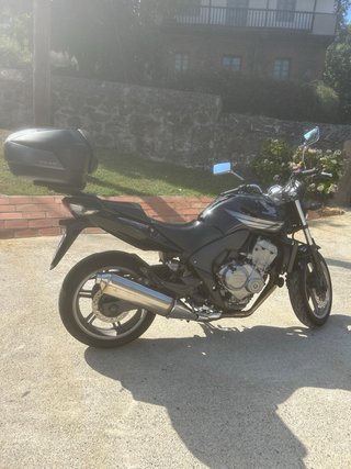 Moto Naked Negra con Baúl