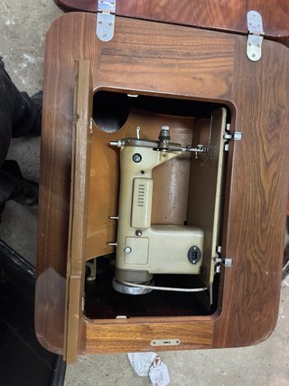 Máquina de coser ALFA con mueble