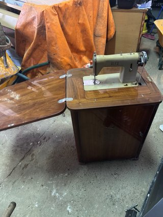 Máquina de coser ALFA con mueble