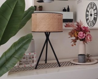 Lámpara de mesa trípode ratán y metal