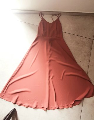 Abito corallo con incrocio sulla schiena