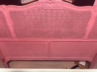 Cabecero antiguo pintado rosa ratán y madera