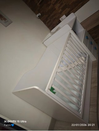 Cuna convertible en cama con cambiador