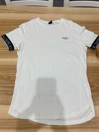 Camiseta Bershka blanca hombre con detalles negros