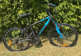 Bicicleta B'TWIN de montaña azul y negra