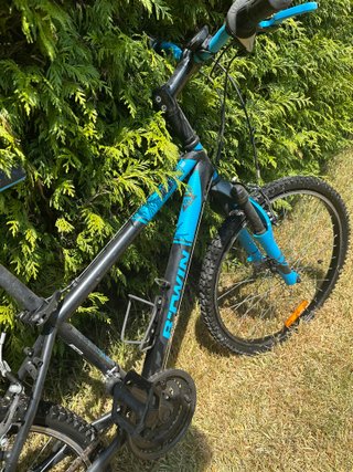 Bicicleta B'TWIN de montaña azul y negra
