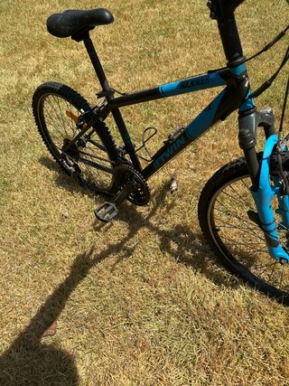 Bicicleta B'TWIN de montaña azul y negra