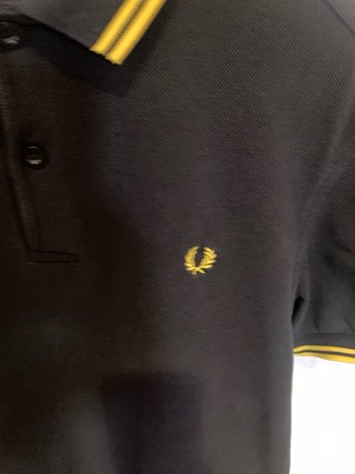 Polo Fred Perry Negro con Rayas Amarillas