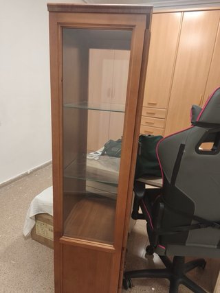 Vitrina clásica de madera y cristal con 3 cajones