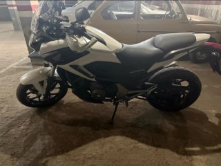 Moto Adventure Negra y Blanca