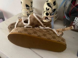 Sandalias con hebillas doradas