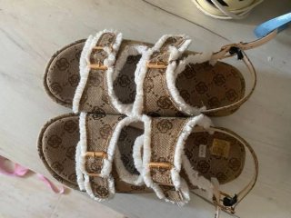 Sandalias con hebillas doradas