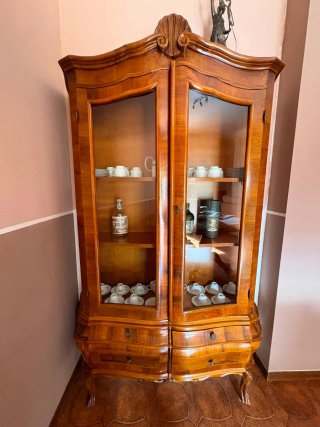 Vetrina bombata in legno e vetro